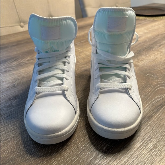 BNWOT Women’s Nike Court Royale 2 Mid Sneakers (White) - Picture 3 of 6